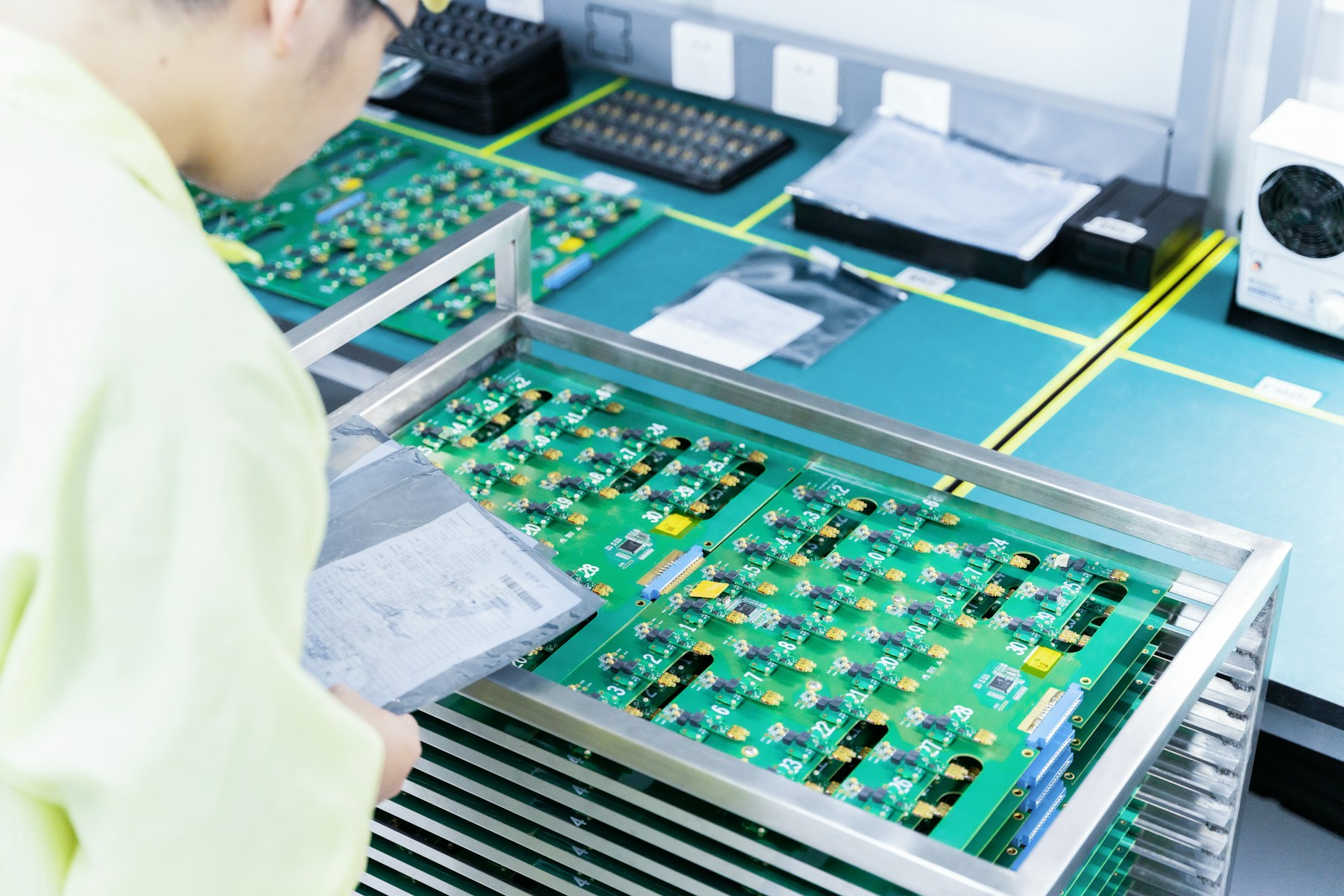 Inspeção de placas eletrônicas em bancada técnica